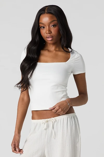 Haut profilé à manches courtes avec encolure carrée