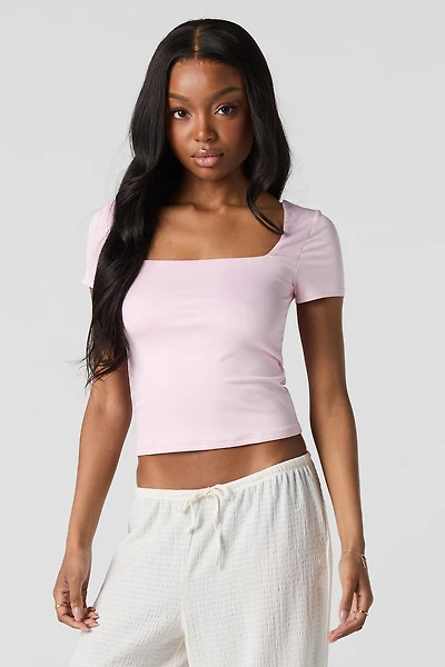 Haut profilé à manches courtes avec encolure carrée