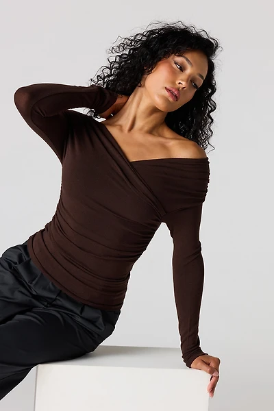Haut ruché à surplis avec épaules dénudées