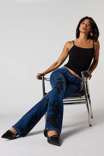 Jean à jambe évasée et taille basse avec broderie florale