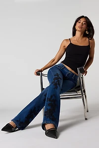 Jean à jambe évasée et taille basse avec broderie florale