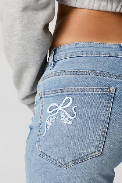 Jean à jambe large et taille basse avec motif brodé