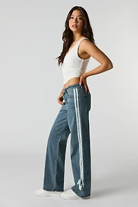 Jean à jambe large avec rayures latérales et boucles