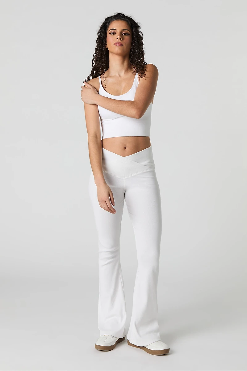 Pantalon à jambe évasée côtelé avec taille en V