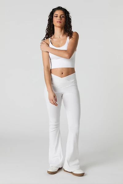 Pantalon à jambe évasée côtelé avec taille en V