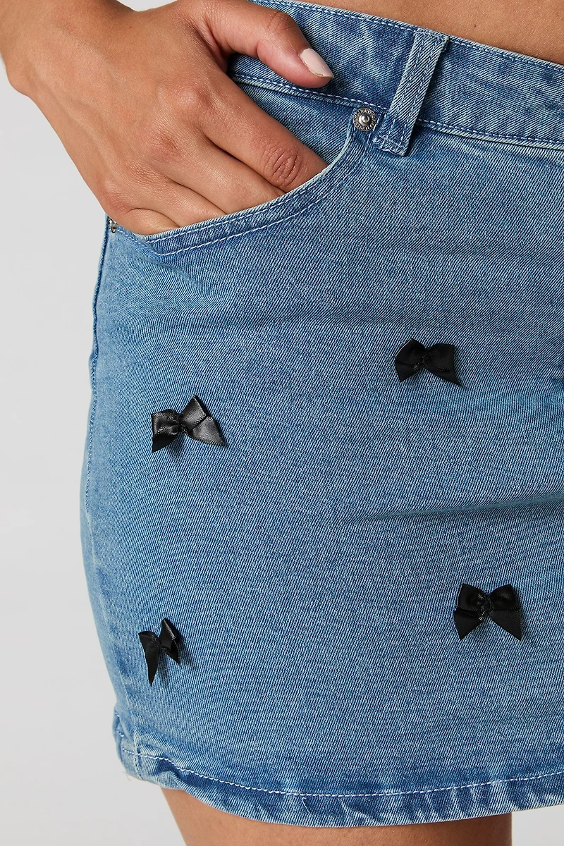 Minijupe en denim à taille basse avec boucle