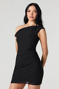 Minirobe ruchée en filet avec épaules dénudées