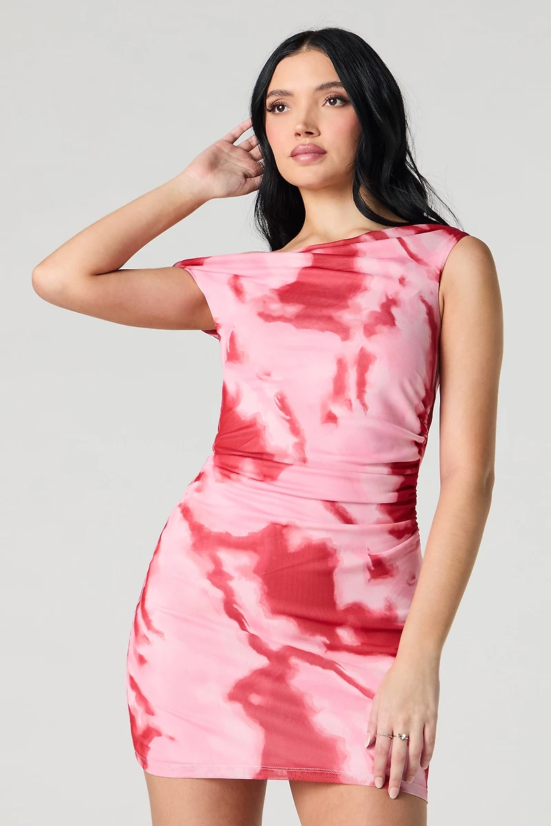 Minirobe ruchée en filet avec épaules dénudées