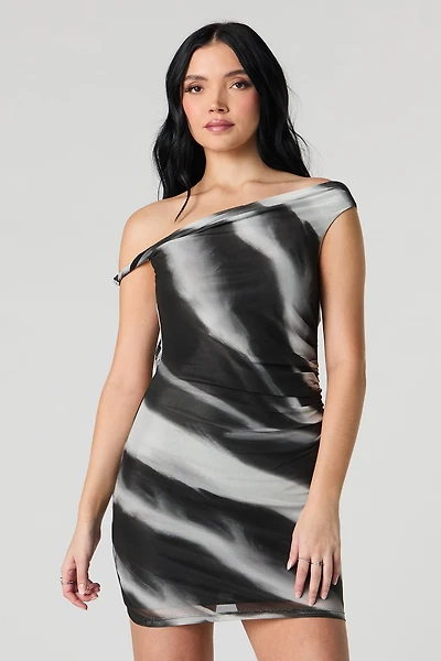 Minirobe ruchée en filet avec épaules dénudées