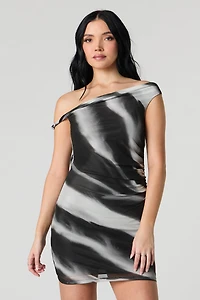 Minirobe ruchée en filet avec épaules dénudées