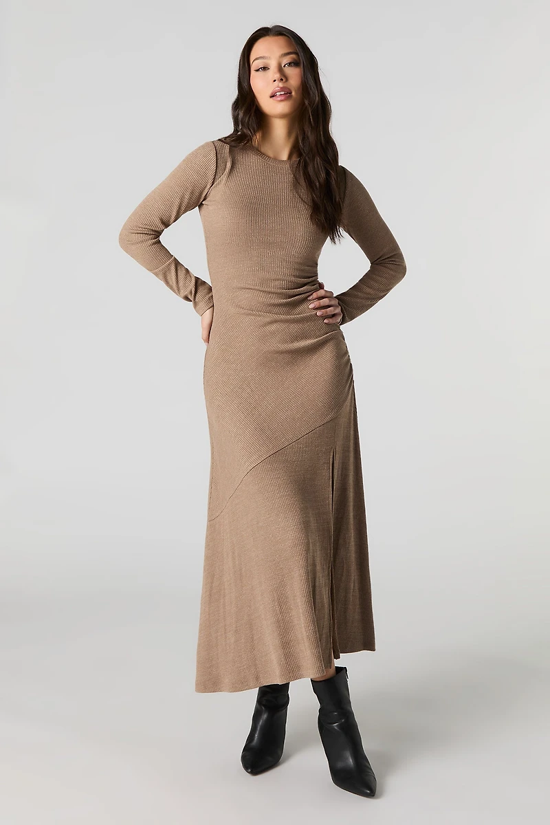 Robe midi asymétrique en tricot côtelé et manche longue