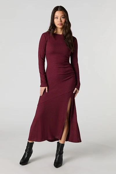 Robe midi asymétrique en tricot côtelé et manche longue