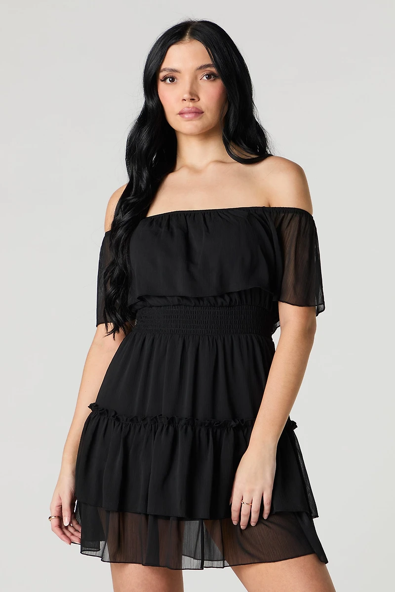 Minirobe volantée en chiffon avec épaules dénudées