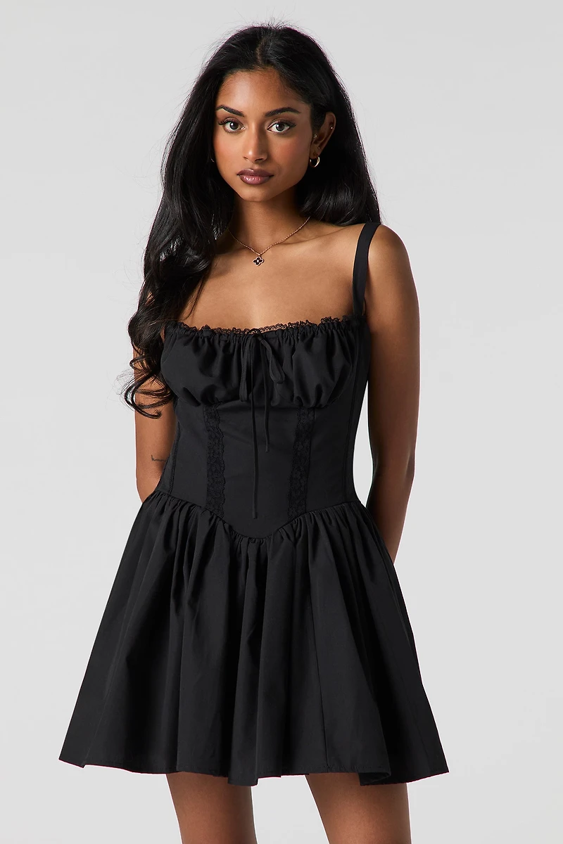 Minirobe corset avec liséré de dentelle
