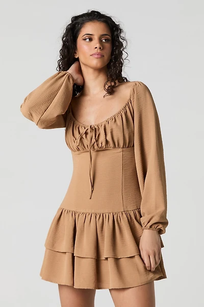 Minirobe ajustée et évasée fluide à manches longues