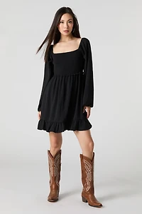 Minirobe plissée à encolure carrée et manche longue