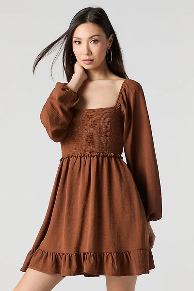 Minirobe plissée à encolure carrée et manche longue