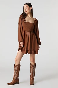 Minirobe plissée à encolure carrée et manche longue