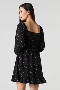 Minirobe plissée à encolure carrée et manche longue