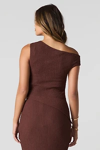 Haut asymétrique texturé à épaule dégagée