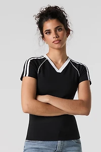 T-shirt à col en V et rayures contrastantes