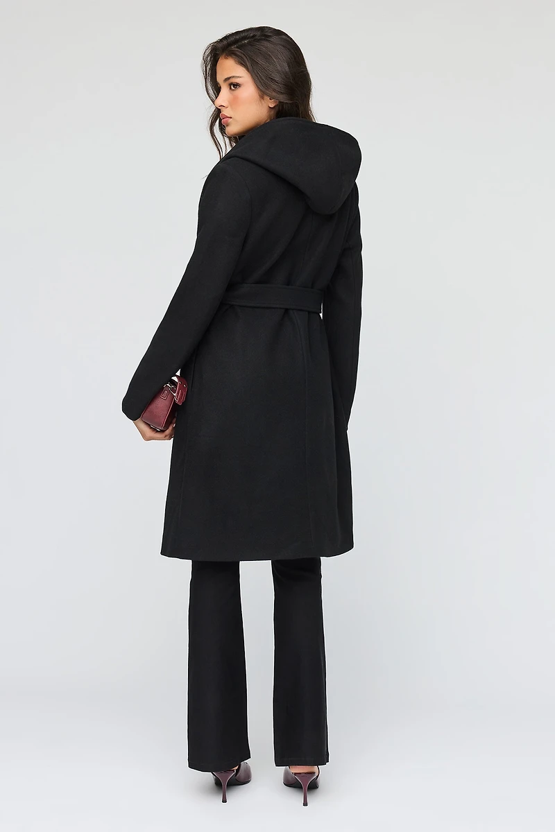 Manteau à capuchon en simililaine avec ceinture