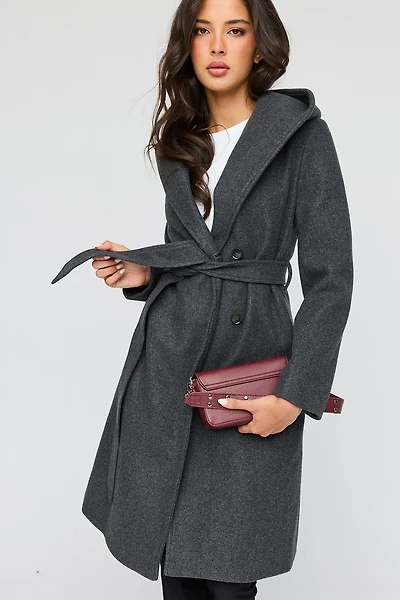 Manteau à capuchon en simililaine avec ceinture