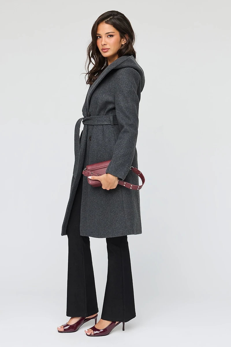 Manteau à capuchon en simililaine avec ceinture