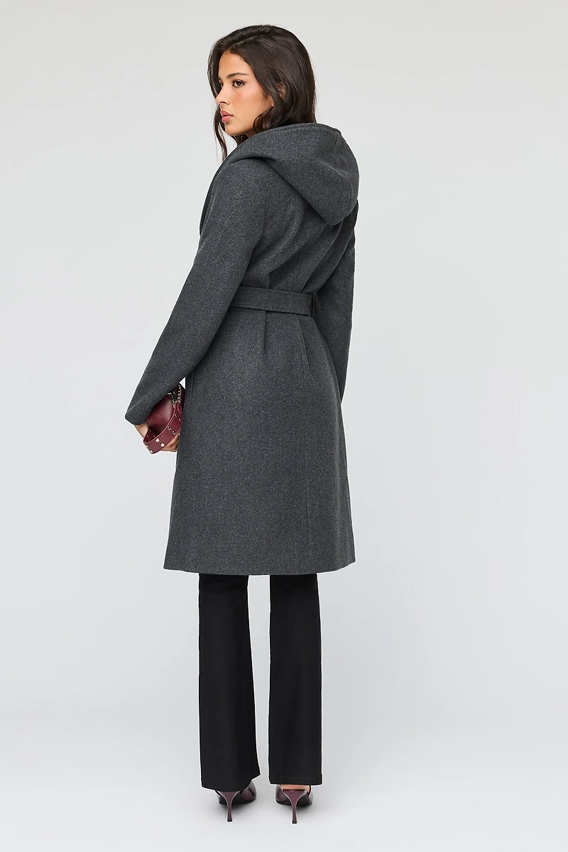 Manteau à capuchon en simililaine avec ceinture