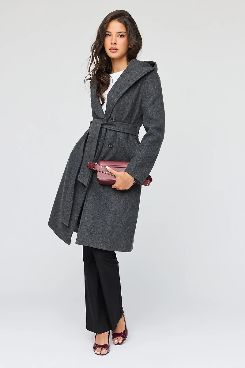 Manteau à capuchon en simililaine avec ceinture