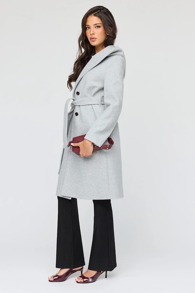 Manteau à capuchon en simililaine avec ceinture