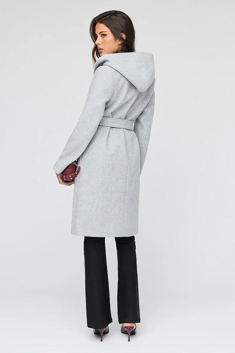 Manteau à capuchon en simililaine avec ceinture