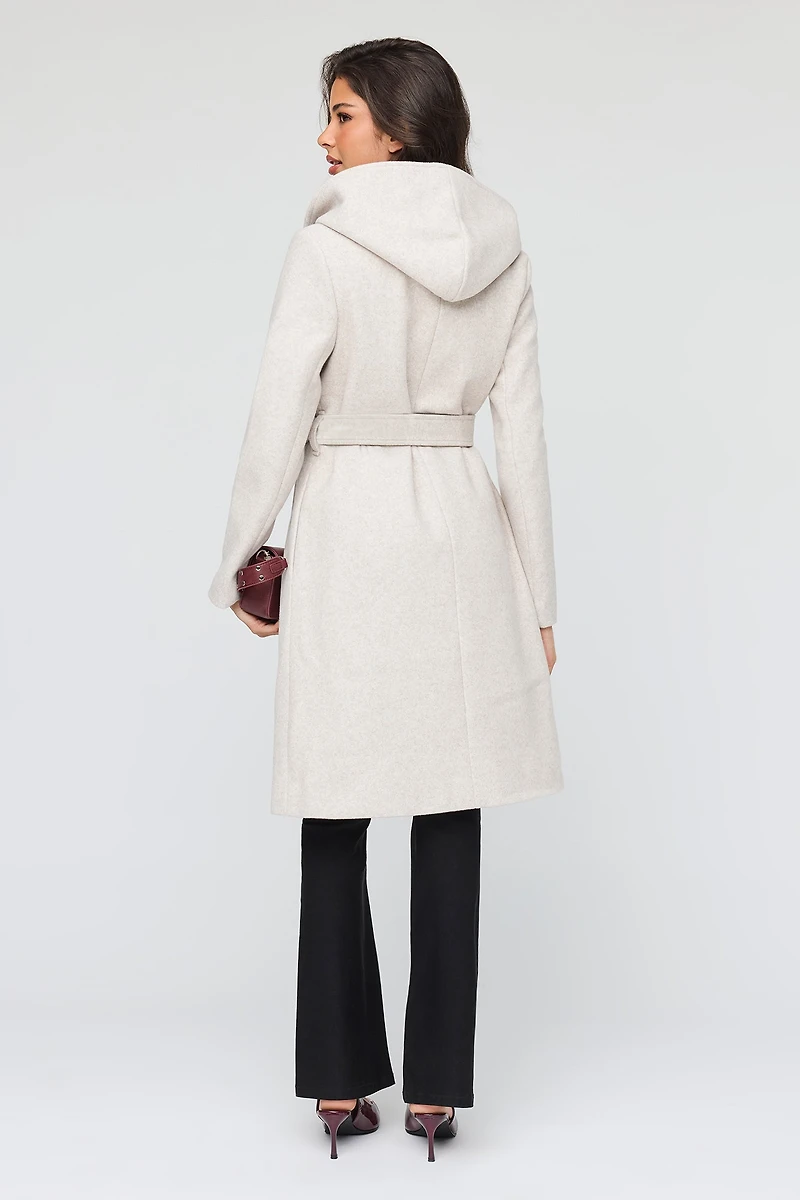 Manteau à capuchon en simililaine avec ceinture