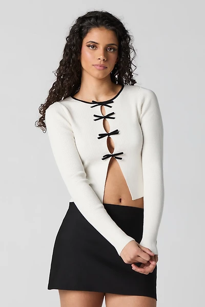 Haut en tricot côtelé avec découpes et boucles