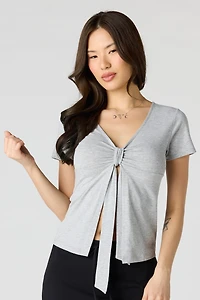 Haut ouvert avec nud à l'avant et manches courtes