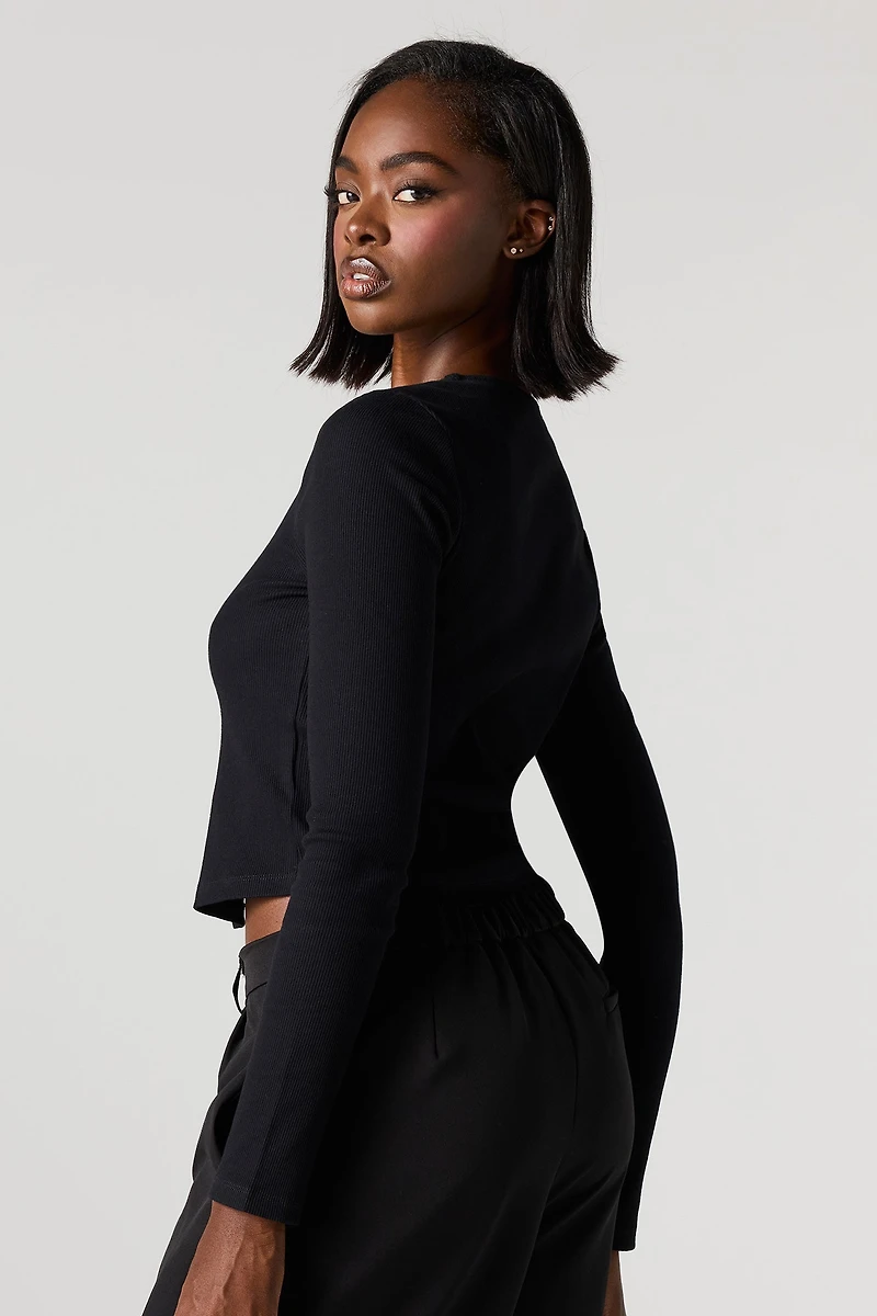 Haut côtelé avec boutons métallisés à manches longues