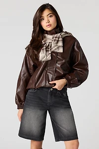 Short en denim à taille basse avec motif brodé Papillon