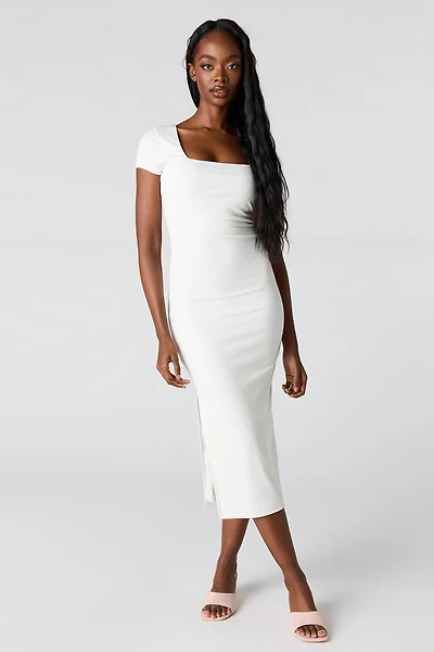 Robe midi moulante côtelée à encolure carrée