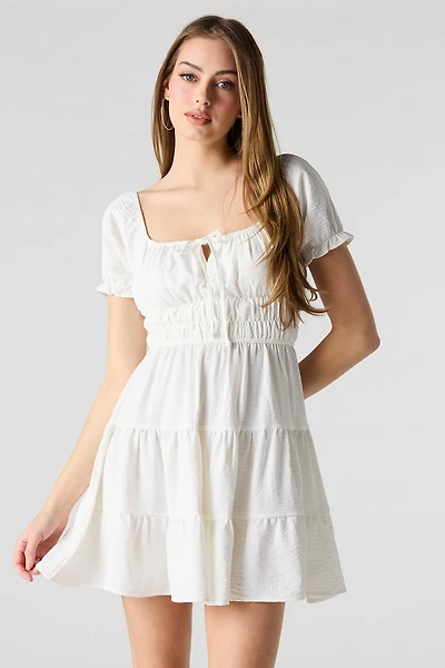 Minirobe volantée à manches courtes bouffantes