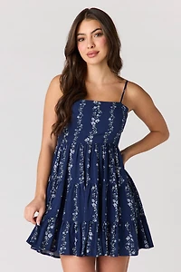 Minirobe volantée sans soutien-gorge avec attache au dos