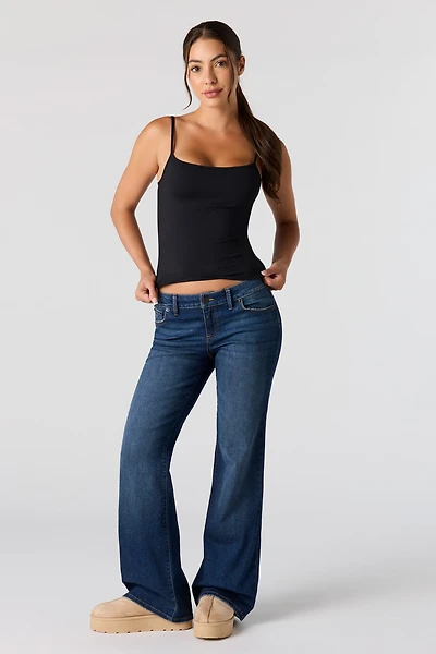 Jean à jambe évasée et taille basse foncé