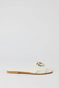 Sandales en similicuir avec détail de carré métallique