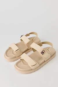 Sandales en similicuir à semelle plate