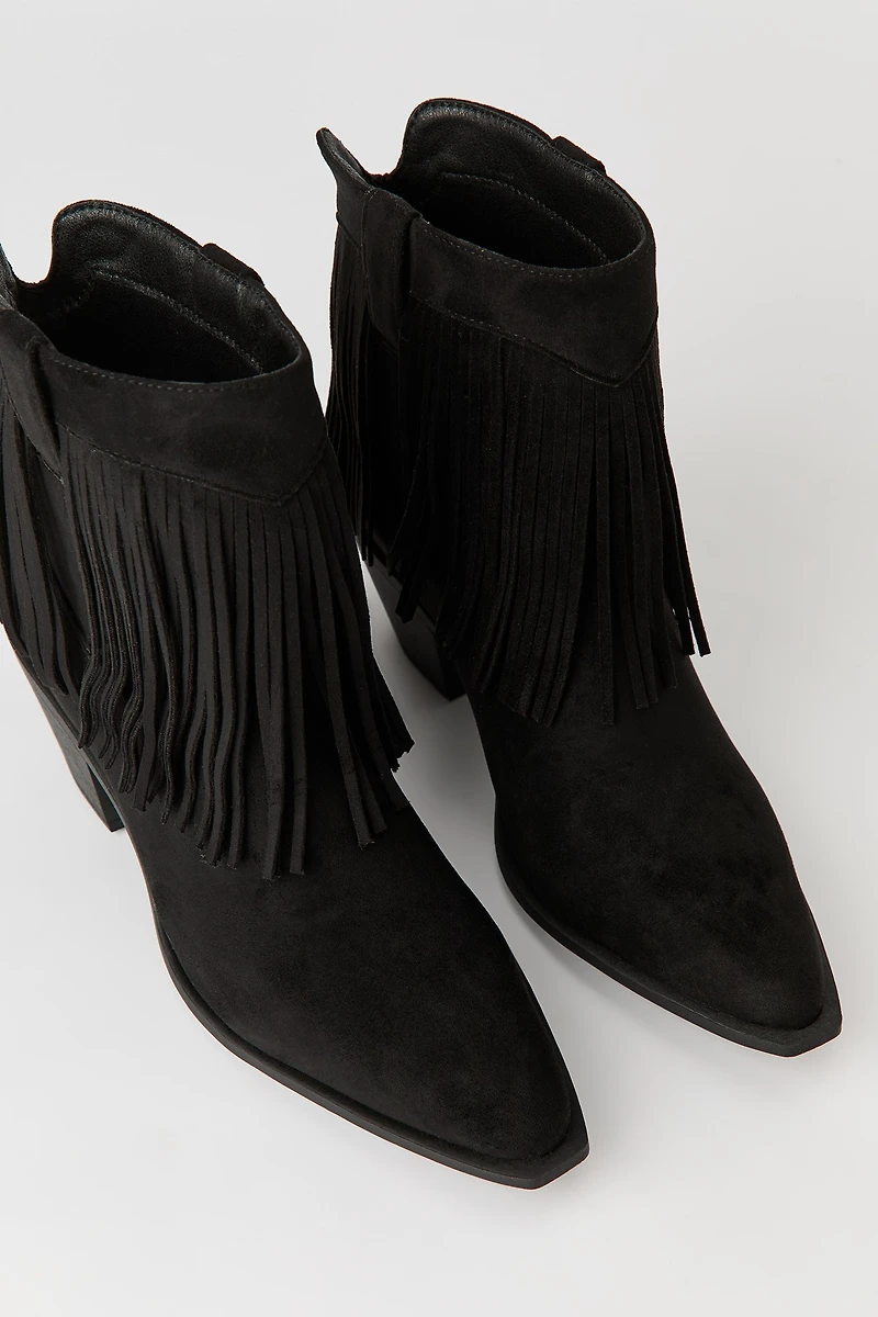 Bottes de cow-boy aux chevilles avec franges