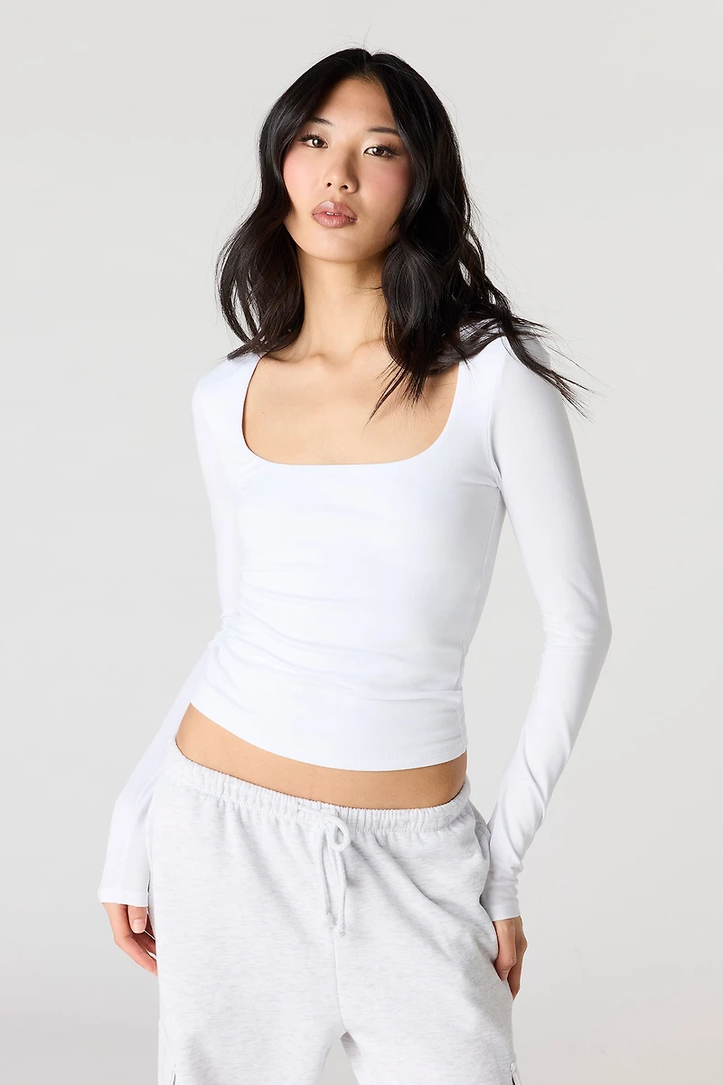 Haut profilé doux à manches longues avec encolure carrée