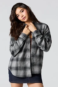 Haut boutonné en flanelle à carreaux et manche longue