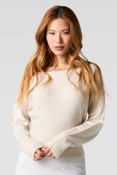 Chandail en tricot pelucheux avec épaules dénudées