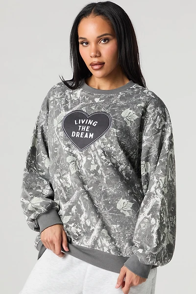 Chandail en molleton avec motif brodé Living The Dream et camouflage