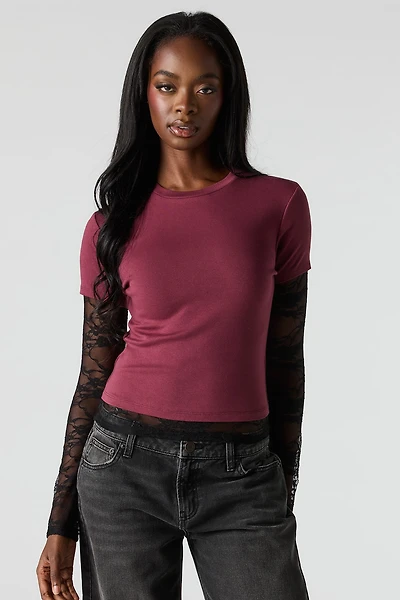Haut à manches longues en dentelle et t-shirt superposés