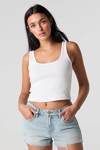 Short en denim d'aspect usé avec poches à motif brodé